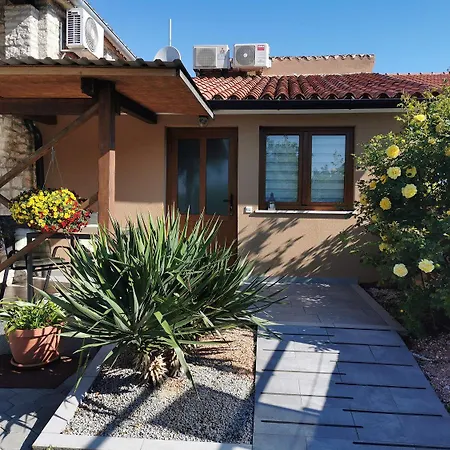 Traumhaftes Mit Salzwasserpool, Willkommendrink, Grillbereich - Bei Rovinj Apartman Pajkovici