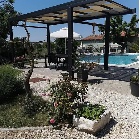 Traumhaftes Mit Salzwasserpool, Willkommendrink, Grillbereich - Bei Rovinj Apartman