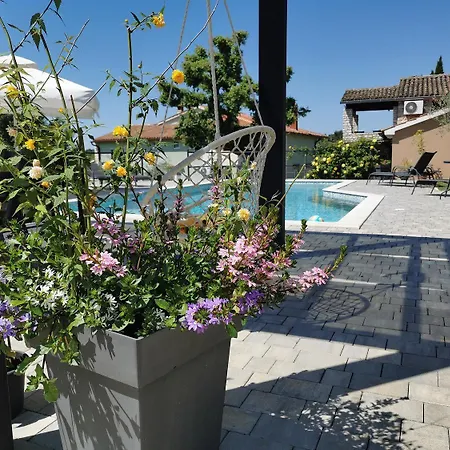 Traumhaftes Mit Salzwasserpool, Willkommendrink, Grillbereich - Bei Rovinj Apartamento *